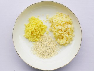 3、蒜香鸡翅,姜蒜切末。