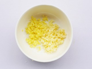 4、蒜香鸡翅,放入大碗中。