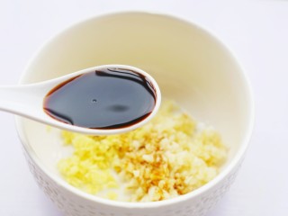 5、蒜香鸡翅,加勺生抽。