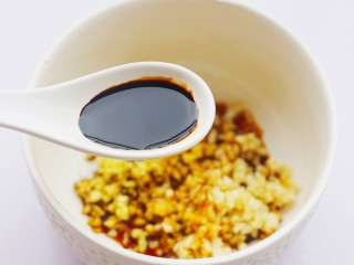 6、蒜香鸡翅,一小勺老抽。