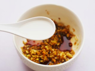 7、蒜香鸡翅,一勺料酒。