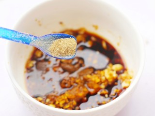 9、蒜香鸡翅,1小勺黑胡椒粉。