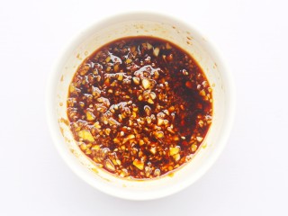 10、蒜香鸡翅,拌匀。