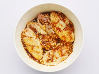 11、蒜香鸡翅,鸡翅中倒入一半料汁，静置半个小时