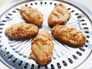 12、蒜香鸡翅,烤盘刷一层油，放入鸡翅。