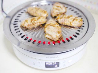 13、蒜香鸡翅,刷料汁，不断翻面小火慢煎。