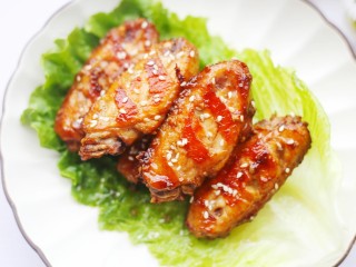 14、蒜香鸡翅,两面金黄即可出锅。撒上白芝麻。