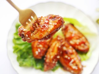 17、蒜香鸡翅,来一口。