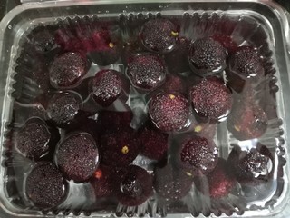 2、杨梅汤,放入盐搅拌均匀，浸泡15分钟