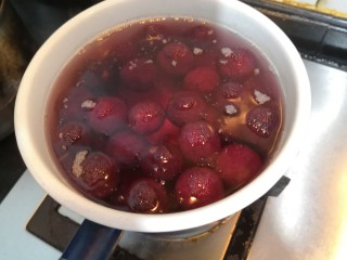 7、杨梅汤,大火烧煮，稍微搅拌，至冰糖融化