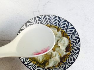 17、酸汤水饺,再舀入煮饺子的汤水