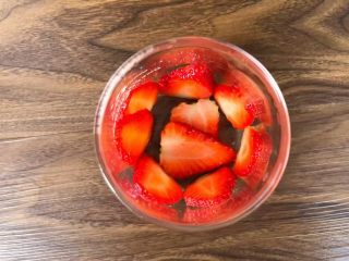 4、草莓酸奶,取一个杯子，在杯壁内部，摆入一圈草莓，用草莓中间部分更好看哦。