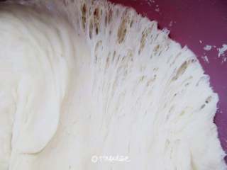 3、刀切小馒头,盖上保鲜膜，放室内发酵，现在天气热大概1小时就发好了。如果是冬天就延长时间，要两个多小时，发酵至2倍大，中间呈细密的蜂窝状