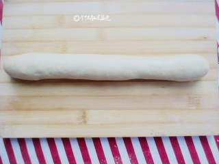 4、刀切小馒头,取出发酵好的面团，在案板上揉一揉，排气。如果喜欢吃有嚼劲的，这个过程可以时间稍微长些，反复揉一揉有助于增加面的韧性。将面团搓成粗细均匀的长条状