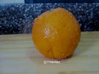 5、自制水果茶,橙子皮用盐擦洗,用水成功洗干净表皮