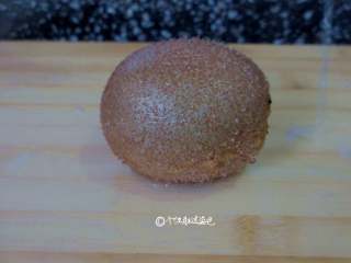 6、自制水果茶,猕猴桃用水清洗干净