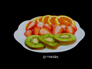 8、自制水果茶,把水果切成厚度1-2mm的片