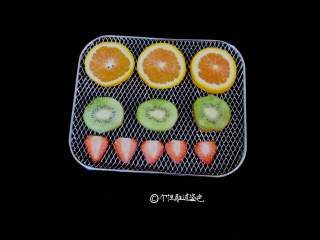 9、自制水果茶,放在烤网上