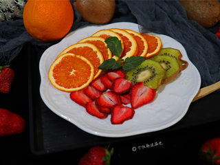 12、自制水果茶,取出风干的水果片,味道超级香甜