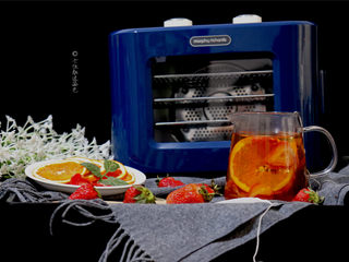 13、自制水果茶,把做好的果干,放入红茶包,加入90度热水,淋入少许蜂蜜即可