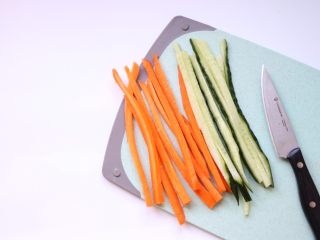 4、自制日式寿司,胡萝卜和黄瓜切均等长条