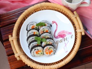 15、自制日式寿司,摆盘，薄荷点缀即可