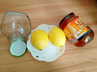 1、柠檬蜂蜜茶,准备好食材。