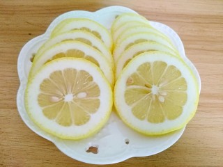 5、柠檬蜂蜜茶,切薄片，我的貌似切得有点厚。