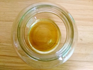 6、柠檬蜂蜜茶,玻璃罐清洗干净，用开水烫下消下毒，沥干水分，底下铺一层蜂蜜。
