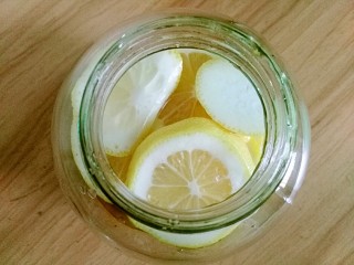 8、柠檬蜂蜜茶,再放一层蜂蜜，一层柠檬片，重复，直到放完。