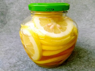 9、柠檬蜂蜜茶,全部放完以后扭紧瓶盖。