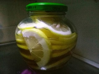10、柠檬蜂蜜茶,放冰箱这藏三天就可以喝了。
