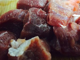 4、快手餐—黑椒牛肉饭,牛肉切块（口味重的可以把牛肉再单独处理下，提前用盐、料酒、酱油腌制片刻更入味）