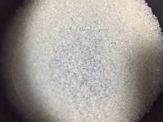 5、快手餐—黑椒牛肉饭,米洗干净，放少许水（水和米平齐即可，因为加入的蔬菜煮熟的过程会渗水，水太多煮好的米饭会发粘影响口感）