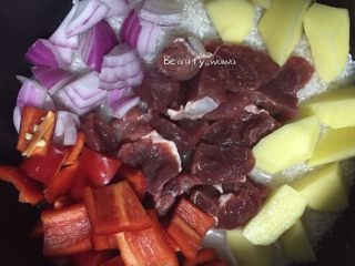 6、快手餐—黑椒牛肉饭,把食材整齐的码放在米上（不码也可以，我是为了拍照）