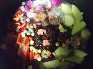 10、快手餐—黑椒牛肉饭,表面撒一层豌豆粒（我加的三色杂蔬粒）