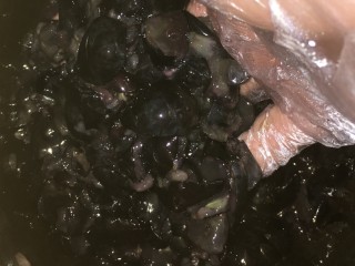 1、自制葡萄酒,带上一次性手套，用力搅拌，最好搅拌得很充分，发酵出来的葡萄酒更纯