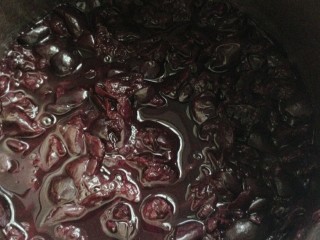 2、自制葡萄酒,等待3个月，一股股天然葡萄酒的美味扑鼻而来，想要充分发酵，可半年即刻充分发酵完毕