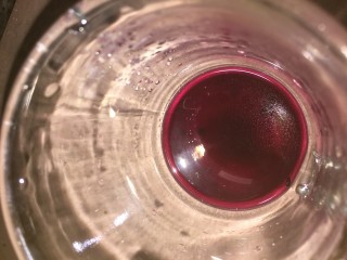 3、自制葡萄酒,一杯天然自制的清纯葡萄酒就此慢慢品尝它的美味