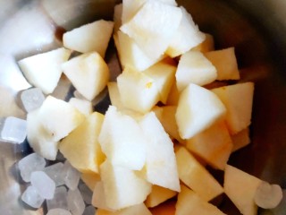 1、润肺滋养甜汤-----不一样的自制冰糖雪梨,买回来的雪梨清洗干净，削皮切成块桂圆去皮洗净和冰糖放在炖锅中备用。