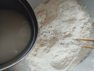 3、花样面食-鞭炮猪,一边加一边和成棉絮