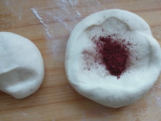 8、花样面食-鞭炮猪,取其中一块面团倒入红曲米粉