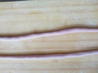 10、花样面食-鞭炮猪,再搓成长条