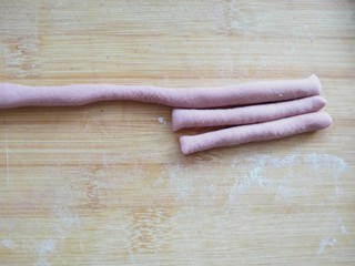 11、花样面食-鞭炮猪,再分成一小根