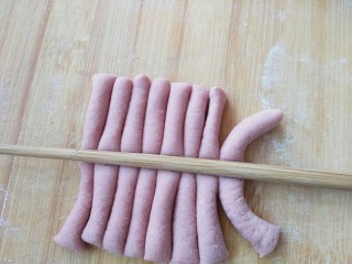 13、花样面食-鞭炮猪,用筷子压一下