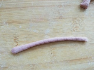 14、花样面食-鞭炮猪,再搓一根细一点的长条做鞭炮的芯子
