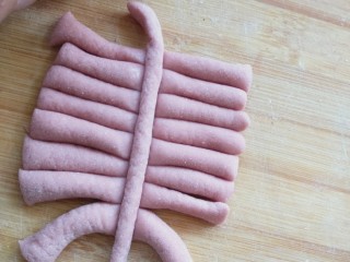 16、花样面食-鞭炮猪,把细的长条粘上
