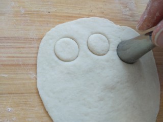 18、花样面食-鞭炮猪,用裱花嘴压出猪鼻子