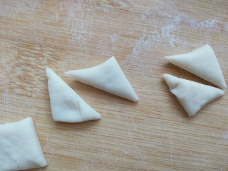 23、花样面食-鞭炮猪,对角切开