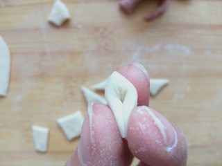 24、花样面食-鞭炮猪,把两个角捏合